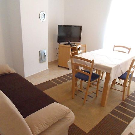 Apartments Petricevic 2 Selce Bagian luar foto